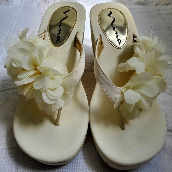 Nina Shoes - Nina white sandals white flowers and pearls women's size 8m